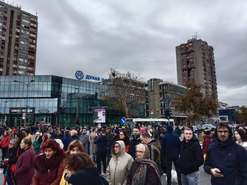 novisadzastani1 Protest Zastani Srbijo održan u Novom Sadu mirno, ali uz provokacije (FOTO/VIDEO) 5