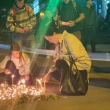 (VIDEO, FOTO) Građani pale sveće žrtvama nesreće u Novom Sadu 12