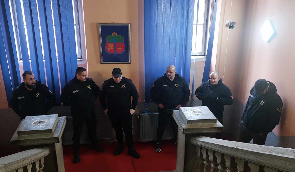 "Zaječar je jedini grad gde se vazduh može videti. Još malo pa vazduh možemo pipnuti": Ponovo burna sednica Skupštine Zaječara 2 "Zaječar je jedini grad gde se vazduh može videti. Još malo pa vazduh možemo pipnuti": Ponovo burna sednica Skupštine Zaječara 2