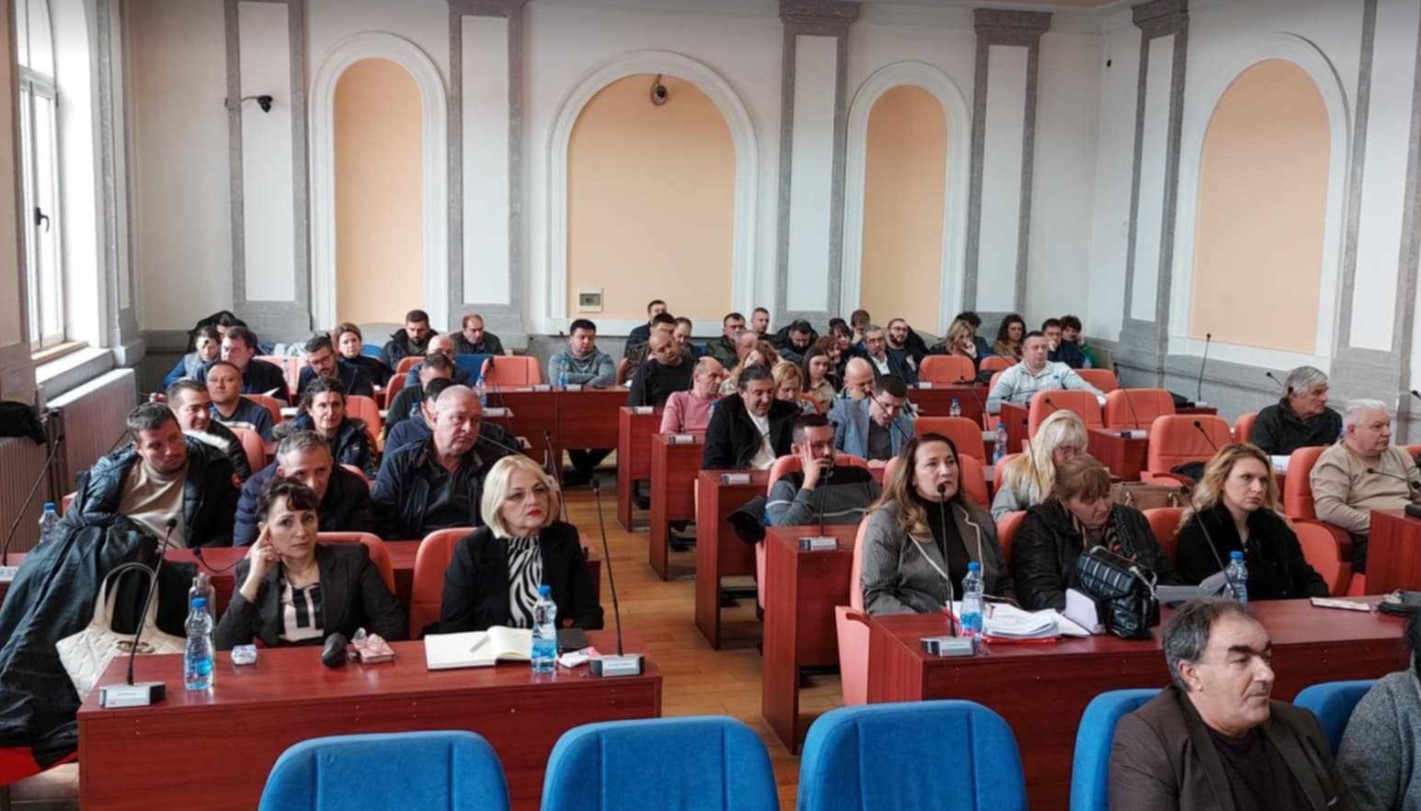 "Zaječar je jedini grad gde se vazduh može videti. Još malo pa vazduh možemo pipnuti": Ponovo burna sednica Skupštine Zaječara 3 "Zaječar je jedini grad gde se vazduh može videti. Još malo pa vazduh možemo pipnuti": Ponovo burna sednica Skupštine Zaječara 3