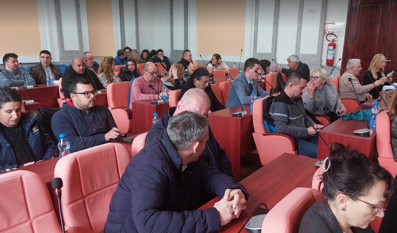 "Zaječar je jedini grad gde se vazduh može videti. Još malo pa vazduh možemo pipnuti": Ponovo burna sednica Skupštine Zaječara 5 "Zaječar je jedini grad gde se vazduh može videti. Još malo pa vazduh možemo pipnuti": Ponovo burna sednica Skupštine Zaječara 5