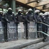 Uhapšen 74-godišnjak zbog sumnje da je ispred suda u Novom Sadu poprskao policajca suzavcem u oči 4