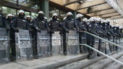 Završena blokada suda u Novom Sadu: Guranje ispred ulaza sa policijom, sudija u raspravi sa okupljenima (FOTO, VIDEO) 3