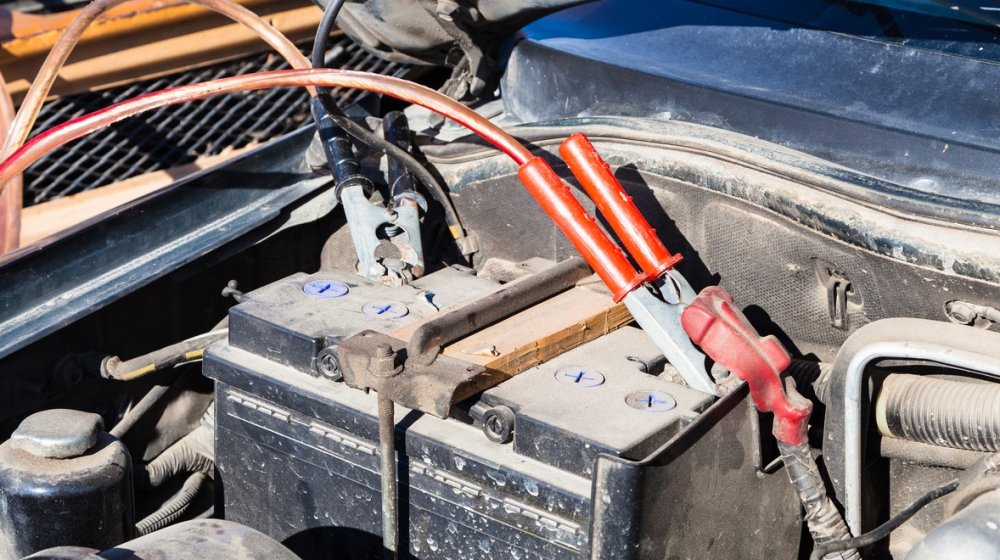Prazan akumulator: Kako pokrenuti vozilo uz pomoć kablova i koja greška može biti opasna 1
