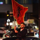 Mahanje albanskim zastavama i skandiranje u Gračanici: Meštani tvrde da je u pitanju provokacija (VIDEO) 1