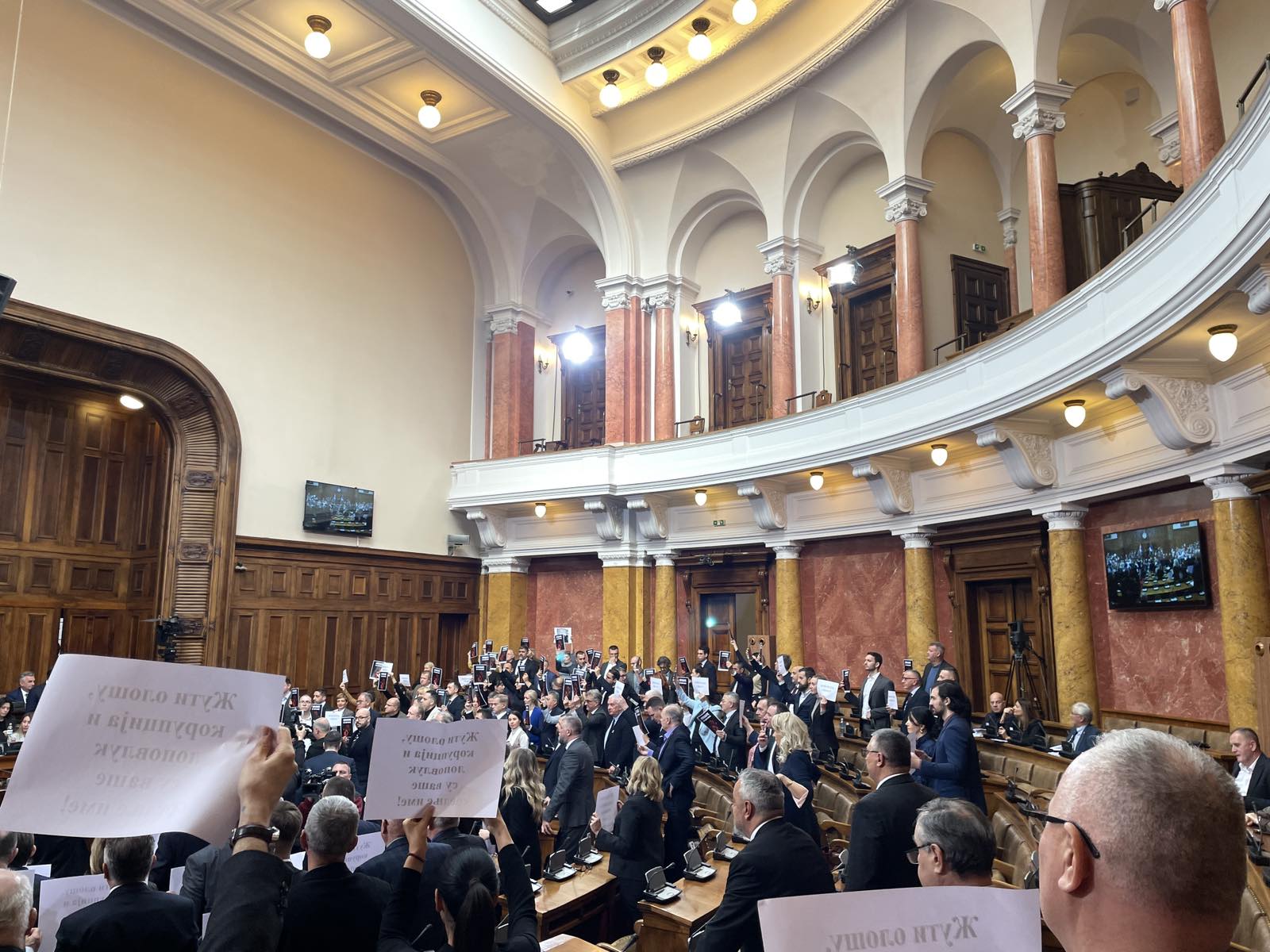 Tuča u parlamentu: Poslanici se fizički sukobili oko transparenta sa krvavom rukom u Skupštini Srbije 4 Tuča u parlamentu: Poslanici se fizički sukobili oko transparenta sa krvavom rukom u Skupštini Srbije 4