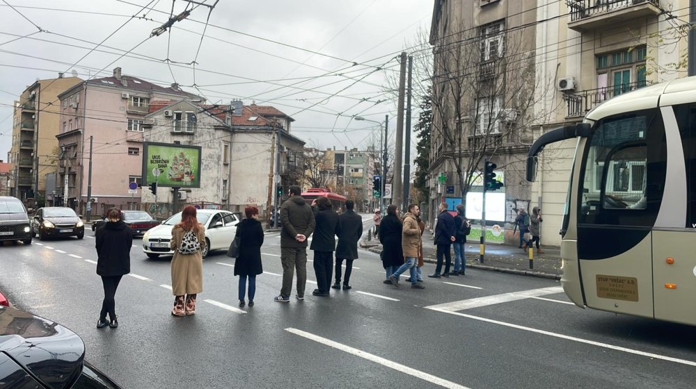 Kako je izgledao incident u Takovskoj ulici tokom protesta Zastani Srbijo? (VIDEO) 1