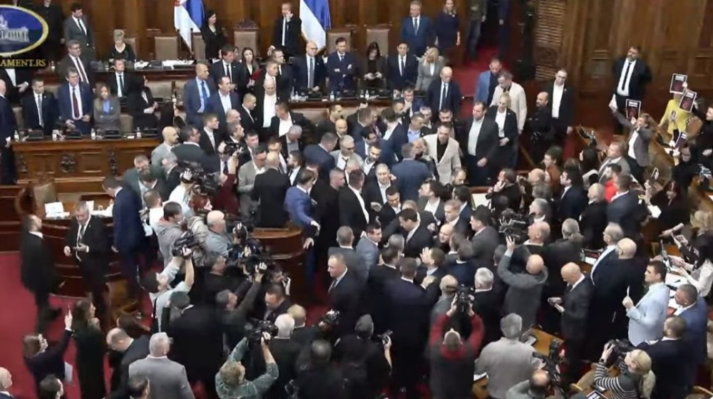 Tuča u parlamentu: Poslanici se fizički sukobili oko transparenta sa krvavom rukom u Skupštini Srbije 1