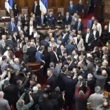 Tuča u parlamentu: Poslanici se fizički sukobili oko transparenta sa krvavom rukom u Skupštini Srbije 1