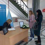 Novosađani ispred Skupštine grada čekaju da se upišu u knjigu žalosti 2