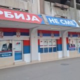 SNS: Odborniku iz Novog Sada izbušene gume na automobilu dok je razgovarao sa građanima 9