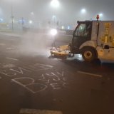 Nakon blokade, JKP Čistoća uklanja natpise "Ubice" sa raskrsnice u Novom Sadu (VIDEO) 4