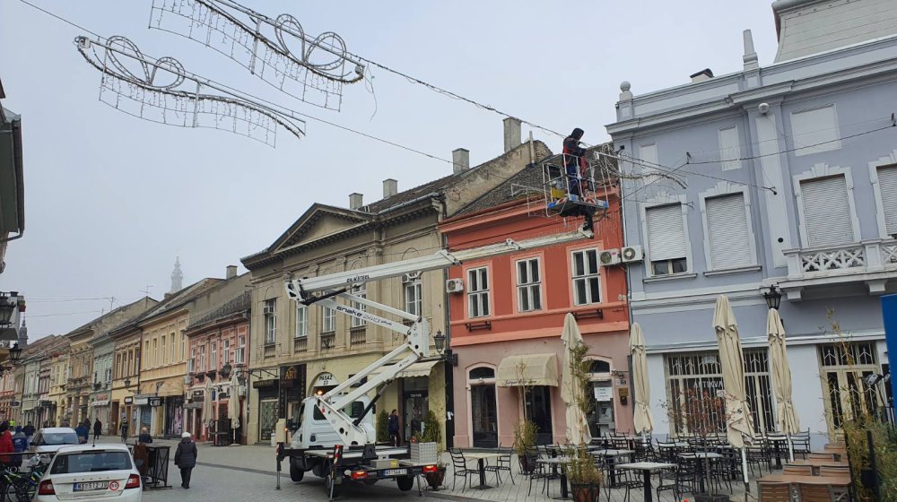Čišćenje Novog Sada od poruka koje su ostavili građani tokom blokade: Nastavlja se ukrašavanje centra novogodišnjom rasvetom 1