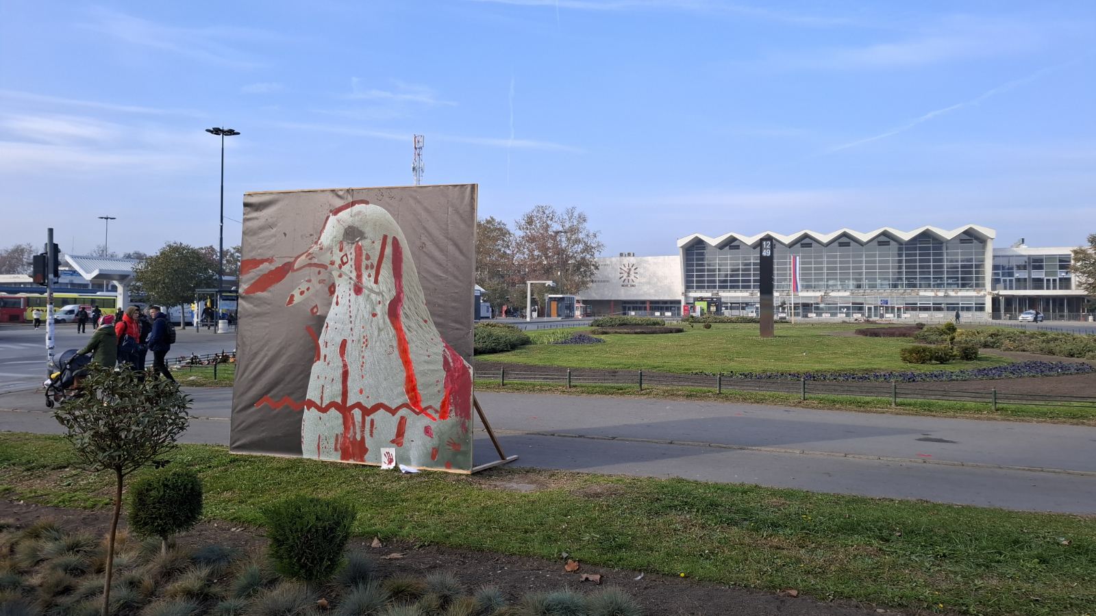 Čišćenje Novog Sada od poruka koje su ostavili građani tokom blokade: Nastavlja se ukrašavanje centra novogodišnjom rasvetom 3 Čišćenje Novog Sada od poruka koje su ostavili građani tokom blokade: Nastavlja se ukrašavanje centra novogodišnjom rasvetom 3