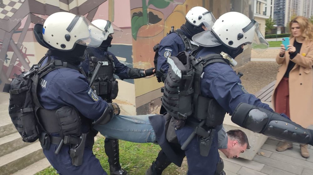 Reagovanja stranaka i NVO: Oslobodite građane! 1