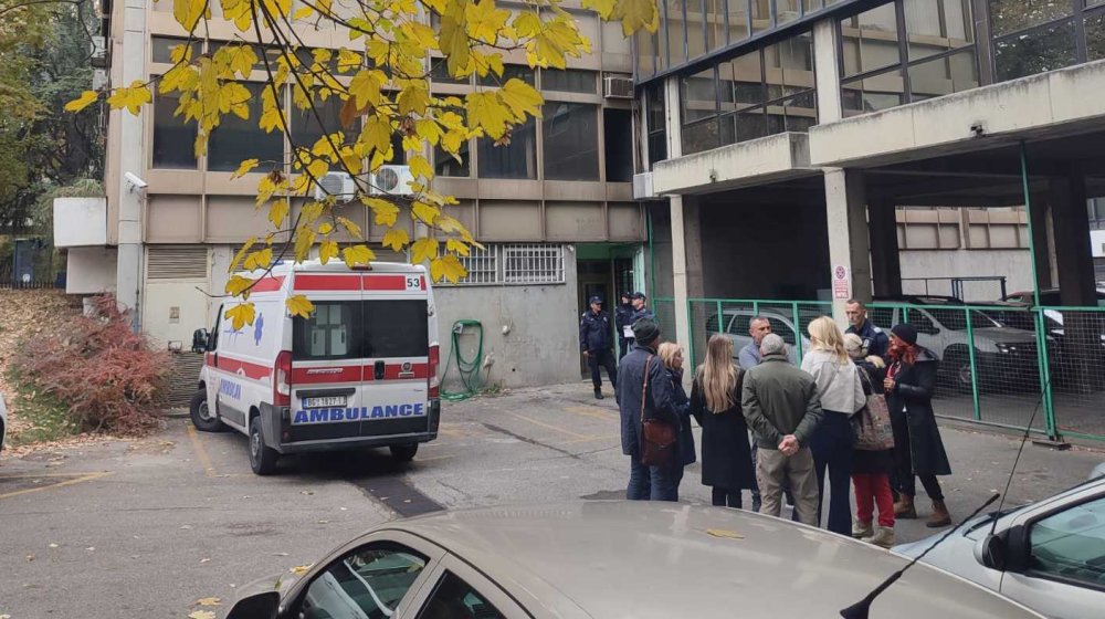 Stanković: Pozvana Hitna pomoć da pruži pomoć Savu Manojlović u policijskoj stanici, tukli su ga na mostu 1