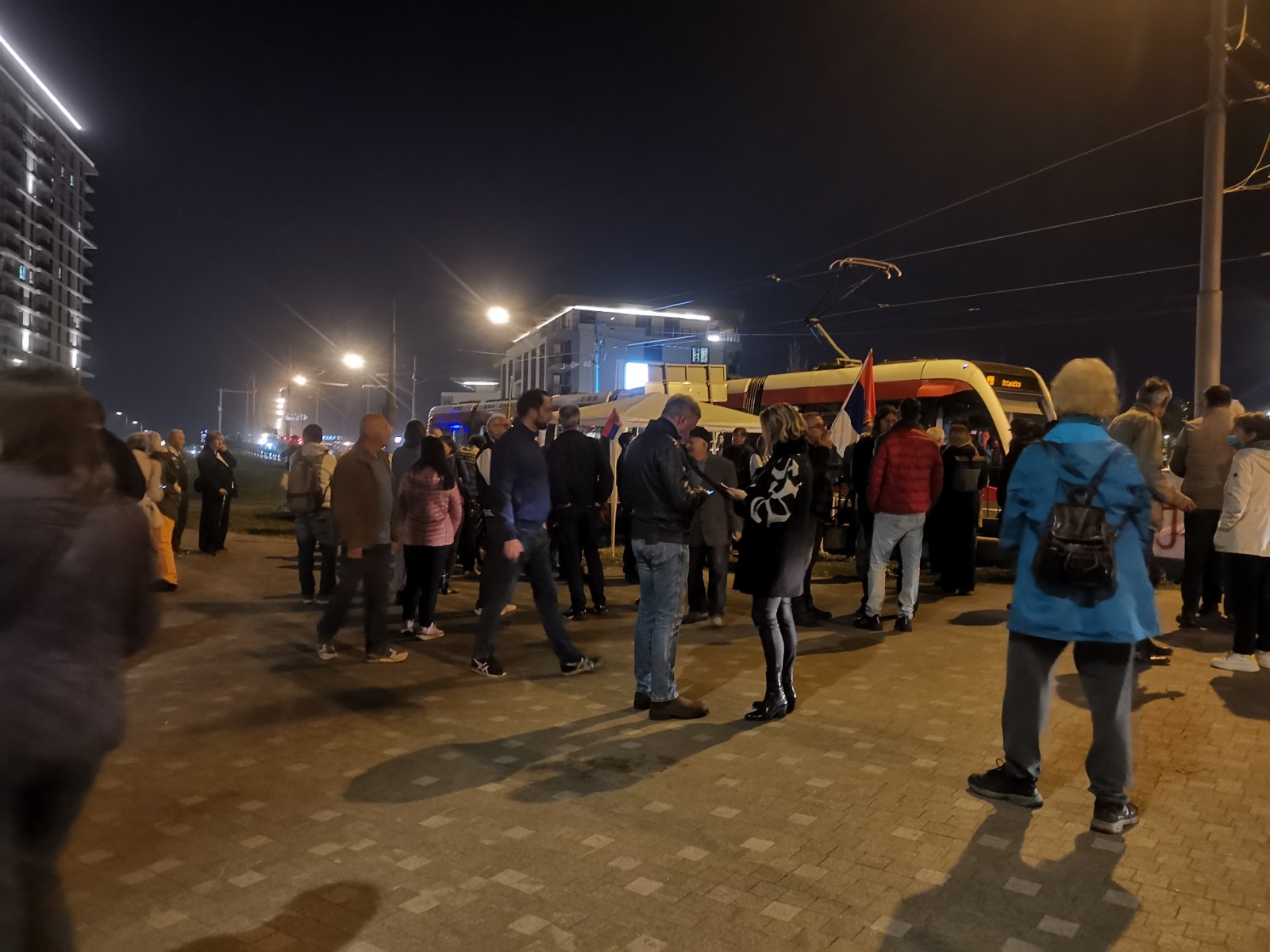 Protest protiv izmeštanja Starog savskog mosta: Aktivisti i građani palili sveće za žrtve iz Novog Sada, organizatori ostaju ispred mosta 2 Protest protiv izmeštanja Starog savskog mosta: Aktivisti i građani palili sveće za žrtve iz Novog Sada, organizatori ostaju ispred mosta 2