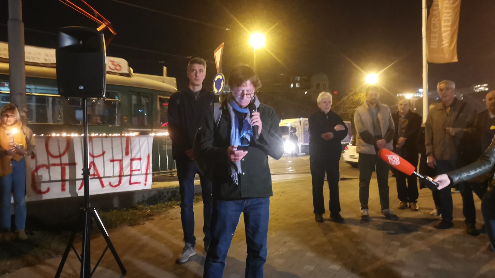 Protest protiv izmeštanja Starog savskog mosta: Aktivisti i građani palili sveće za žrtve iz Novog Sada, organizatori ostaju ispred mosta 3 Protest protiv izmeštanja Starog savskog mosta: Aktivisti i građani palili sveće za žrtve iz Novog Sada, organizatori ostaju ispred mosta 3