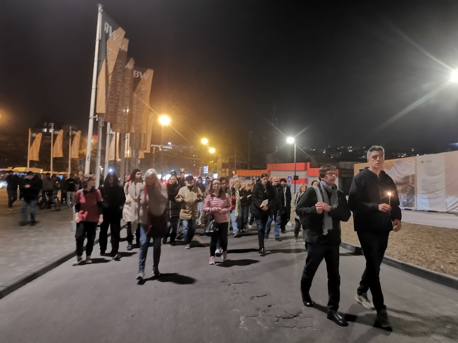 Protest protiv izmeštanja Starog savskog mosta: Aktivisti i građani palili sveće za žrtve iz Novog Sada, organizatori ostaju ispred mosta 4 Protest protiv izmeštanja Starog savskog mosta: Aktivisti i građani palili sveće za žrtve iz Novog Sada, organizatori ostaju ispred mosta 4