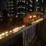 Protest protiv izmeštanja Starog savskog mosta: Aktivisti i građani palili sveće za žrtve iz Novog Sada, organizatori ostaju ispred mosta 1