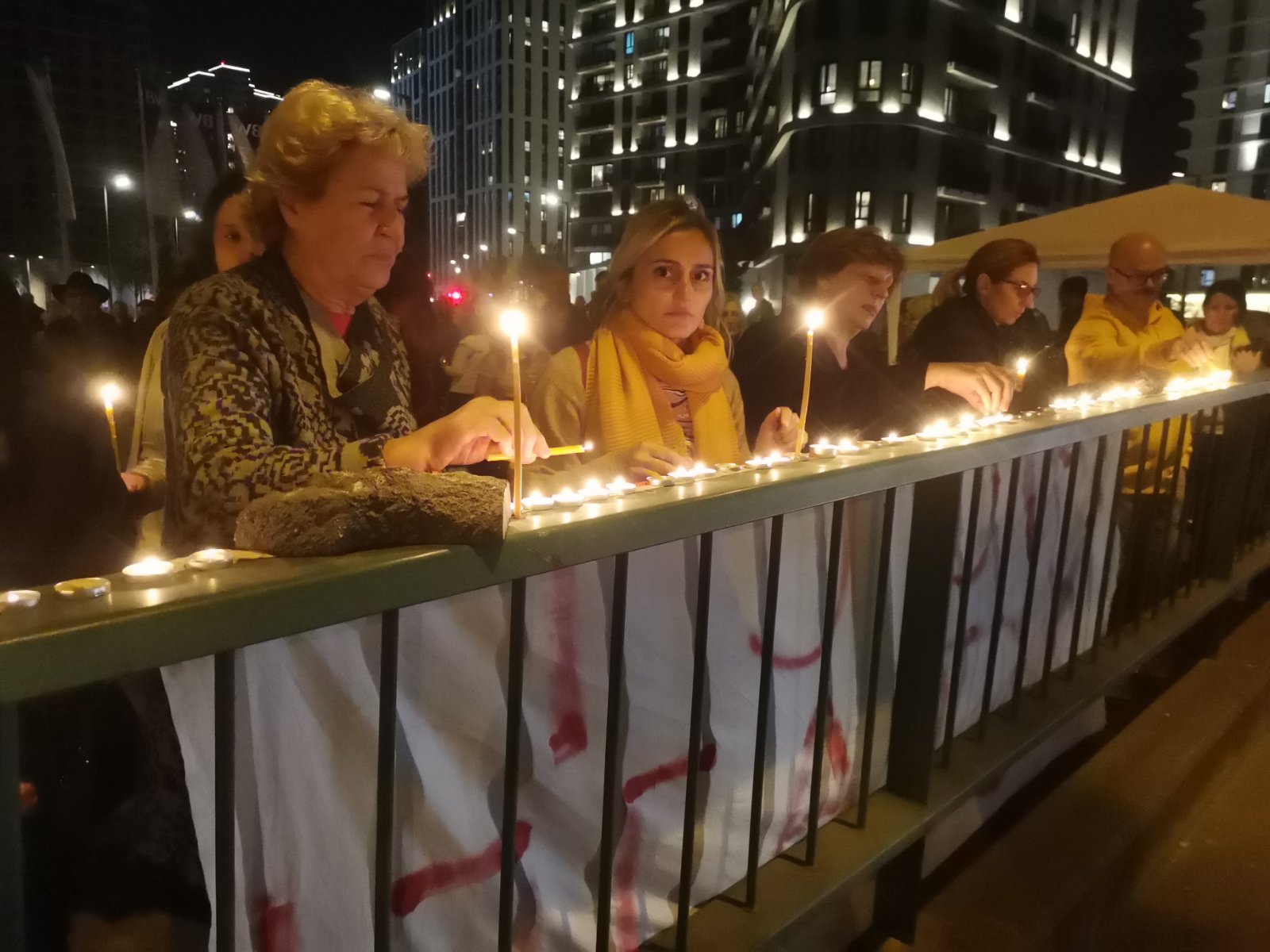 Protest protiv izmeštanja Starog savskog mosta: Aktivisti i građani palili sveće za žrtve iz Novog Sada, organizatori ostaju ispred mosta 5 Protest protiv izmeštanja Starog savskog mosta: Aktivisti i građani palili sveće za žrtve iz Novog Sada, organizatori ostaju ispred mosta 5