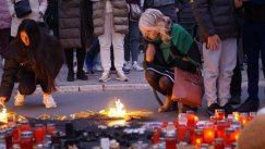 Građani u Novom Sadu odali poštu stradalima, nakon dva sata odblokiran saobraćaj kod Železničke stanice (FOTO) 14