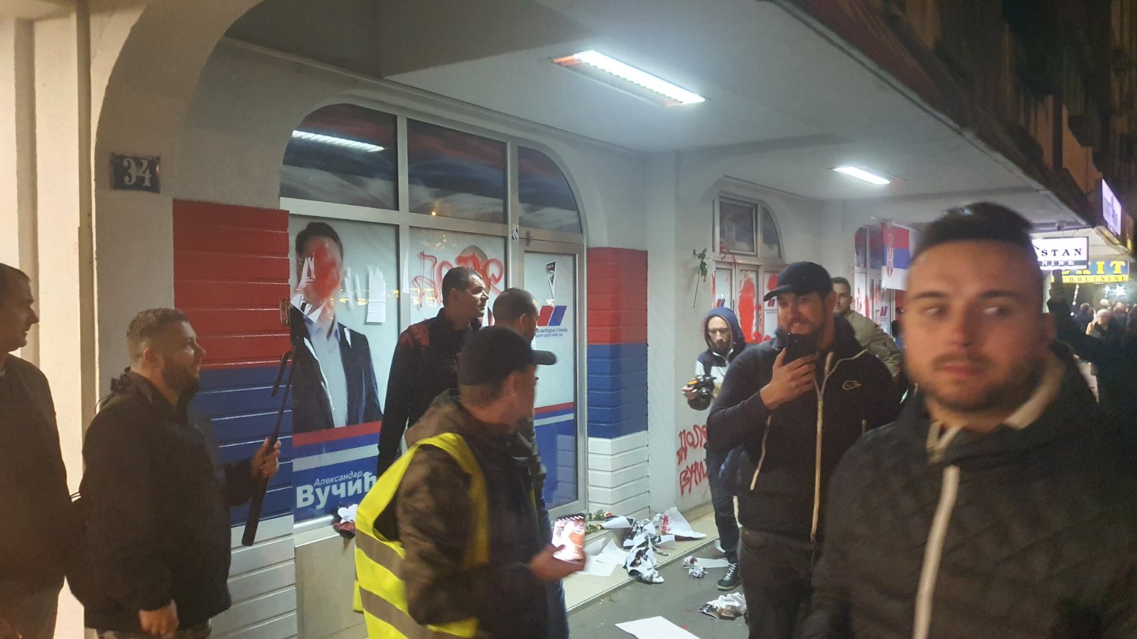 Vučić i Vučević reagovali na incident ispred prostorija SNS u Novom Sadu (FOTO) 2 Vučić i Vučević reagovali na incident ispred prostorija SNS u Novom Sadu (FOTO) 2