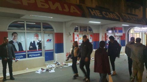 Završen protest u Novom Sadu: Nasilje, razbijanje Gradske skupštine, Vučić u prostorijama SNS, privedeni Ješić i Pogačar (FOTO, VIDEO) 19