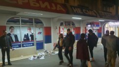 Završen protest u Novom Sadu: Nasilje, razbijanje Gradske skupštine, Vučić u prostorijama SNS, privedeni Ješić i Pogačar (FOTO, VIDEO) 18