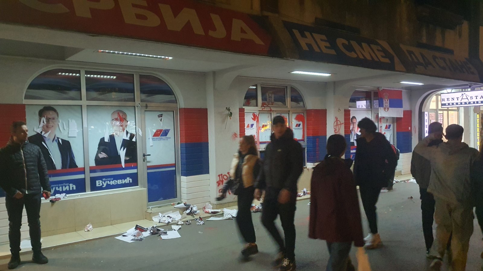 Vučić i Vučević reagovali na incident ispred prostorija SNS u Novom Sadu (FOTO) 3 Vučić i Vučević reagovali na incident ispred prostorija SNS u Novom Sadu (FOTO) 3
