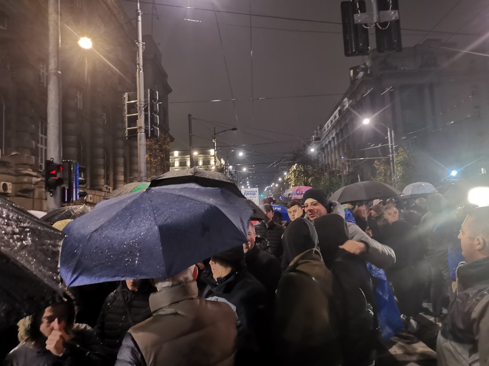 Završen protest opozicije u Beogradu zbog pogibije 14 ljudi u Novom Sadu: Katanci na Predsedništvu, zahteve će predati Skupštini (FOTO/VIDEO) 7