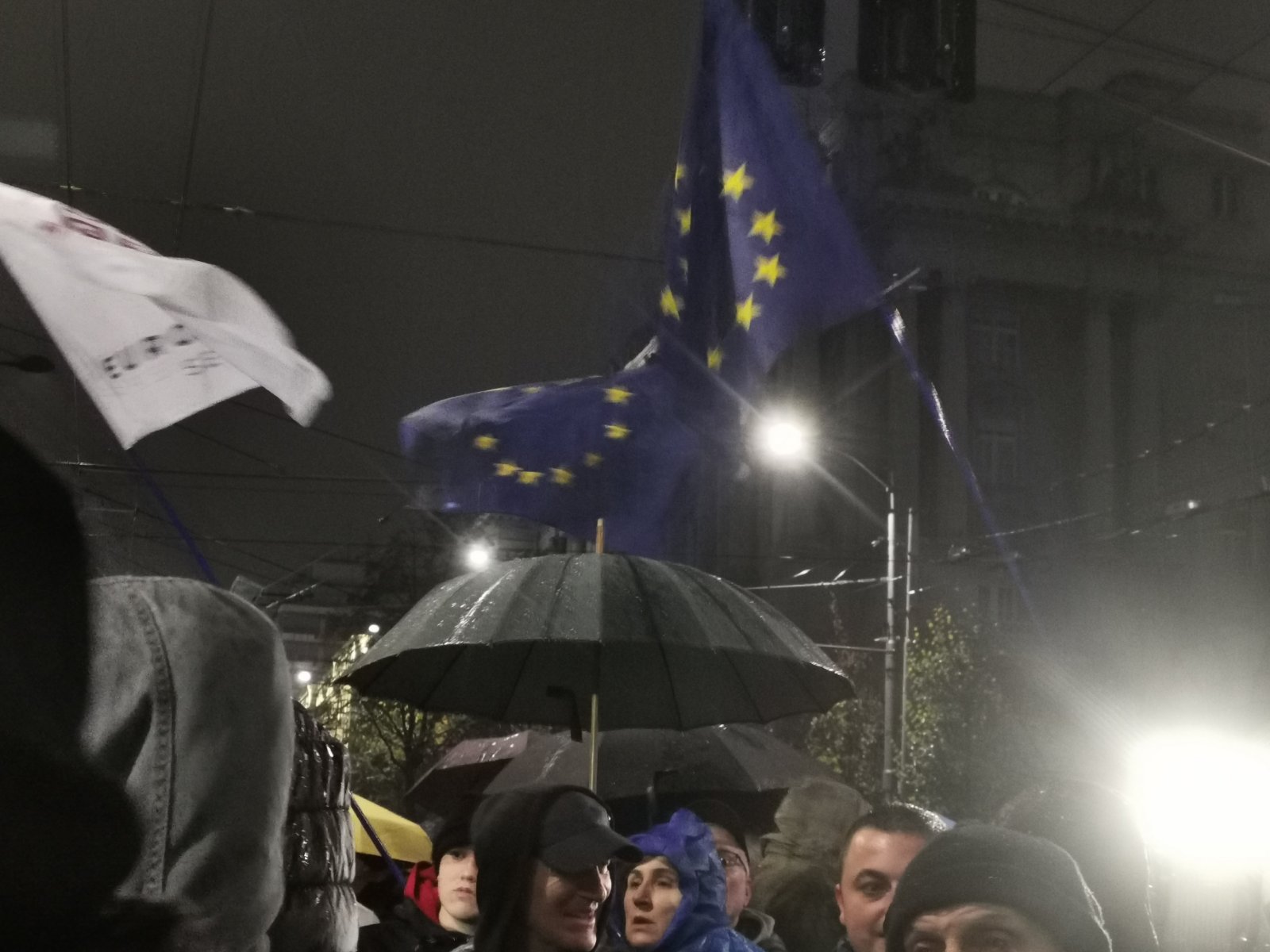 Završen protest opozicije u Beogradu zbog pogibije 14 ljudi u Novom Sadu: Katanci na Predsedništvu, zahteve će predati Skupštini (FOTO/VIDEO) 8