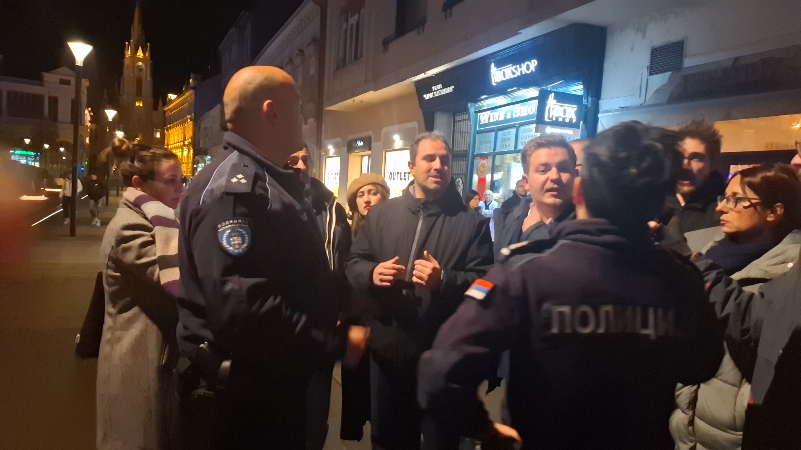Priveden Srđan Đurić predsednik Mladi PSG Novi Sad: Prišla mu dva policajca u civilu (VIDEO, FOTO) 2 Priveden Srđan Đurić predsednik Mladi PSG Novi Sad: Prišla mu dva policajca u civilu (VIDEO, FOTO) 2