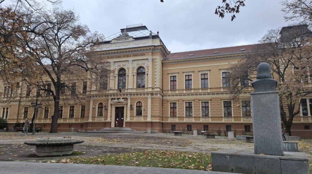 Na Jovinoj gimnaziji osvanuo neobičan natpis (FOTO) 1