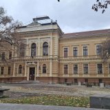 Na Jovinoj gimnaziji osvanuo neobičan natpis (FOTO) 8