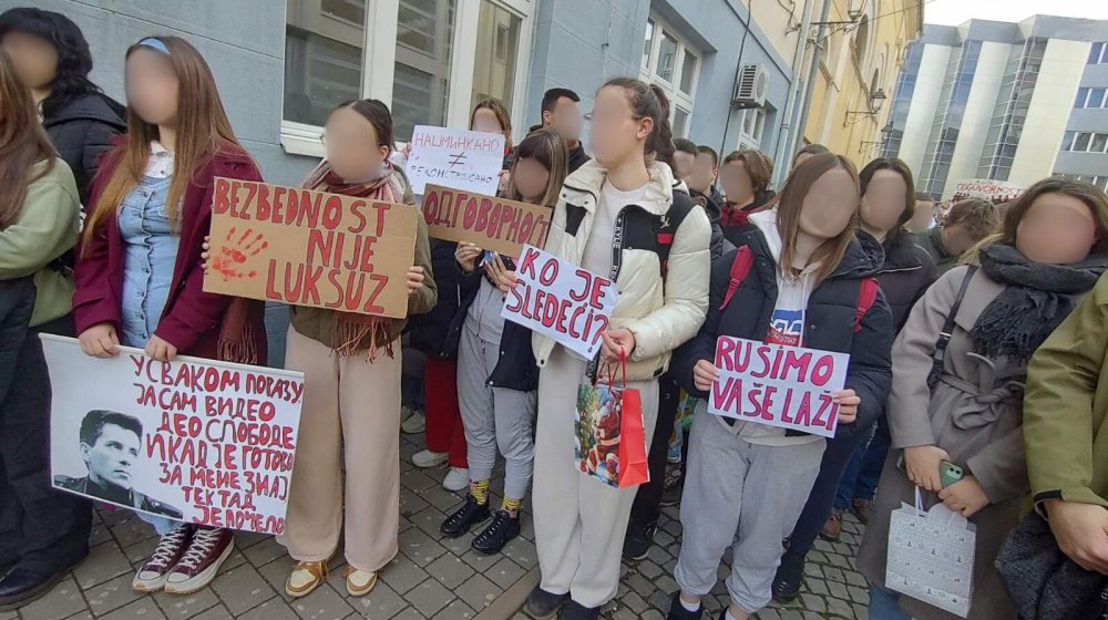 "Nastava se nadoknadi a život ne": Blokada Zrenjaninske gimnazije u fotografijama 1