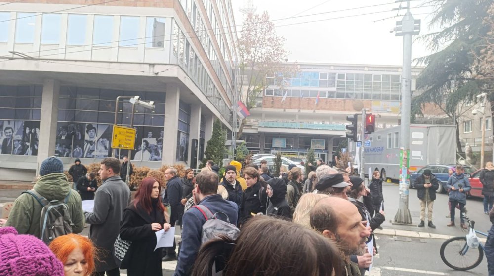 Protest ispred RTS-a: 15 minuta blokade za 15 žrtava tragedije u Novom Sadu 1