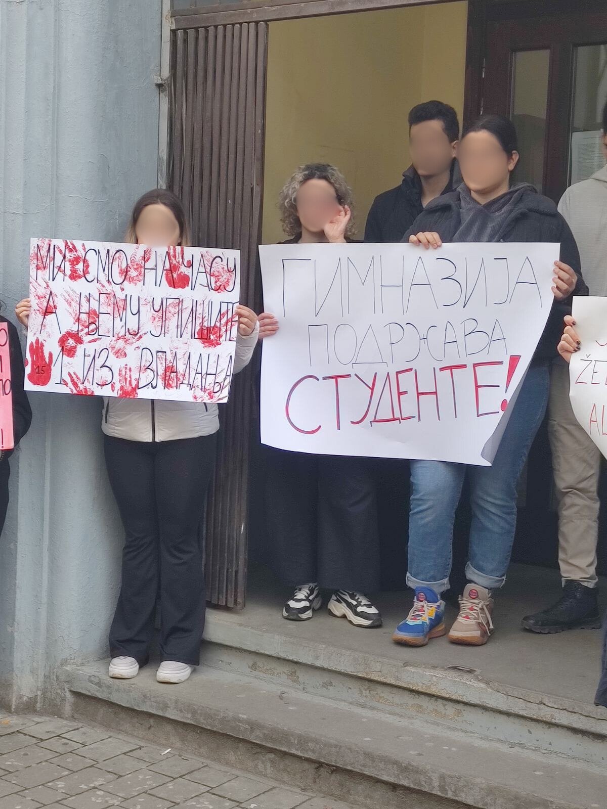 "Nastava se nadoknadi a život ne": Blokada Zrenjaninske gimnazije u fotografijama 2 "Nastava se nadoknadi a život ne": Blokada Zrenjaninske gimnazije u fotografijama 2