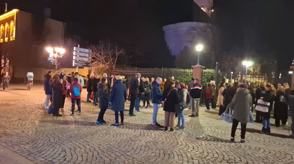 Roditelji ispred Jovine gimnazije: Žele da održe sastanak u školi, đaci im ne daju 1