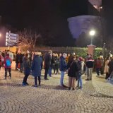 Roditelji ispred Jovine gimnazije: Žele da održe sastanak u školi, đaci im ne daju 11