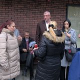 Poslanici i odbornici ispred stanice gde se nalaze trojica privedenih tokom sednice Skupštine Novog Sada 5