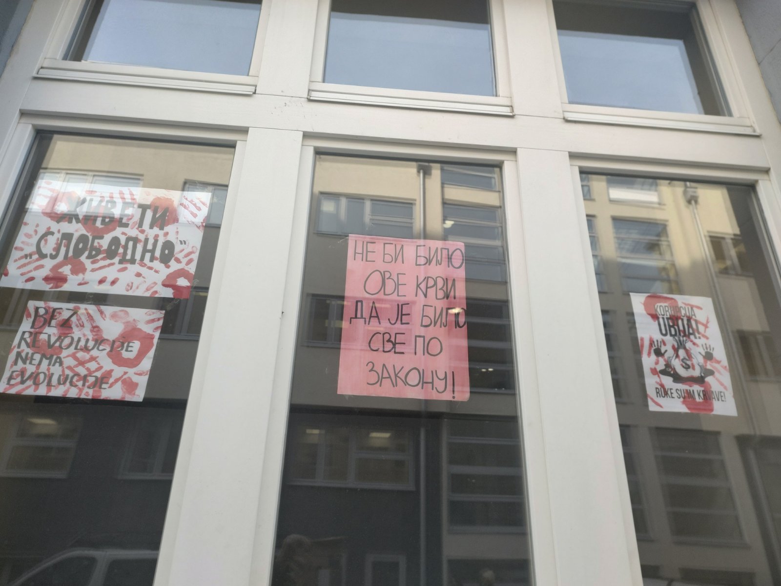 "Nastava se nadoknadi a život ne": Blokada Zrenjaninske gimnazije u fotografijama 6 "Nastava se nadoknadi a život ne": Blokada Zrenjaninske gimnazije u fotografijama 6