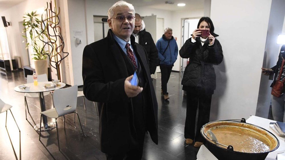 Novosadski instituti traže smenu rektora: "Dejan Madić pokazao je nesposobnost za efikasno vođenje Univerziteta" 2 Novosadski instituti traže smenu rektora: "Dejan Madić pokazao je nesposobnost za efikasno vođenje Univerziteta" 2