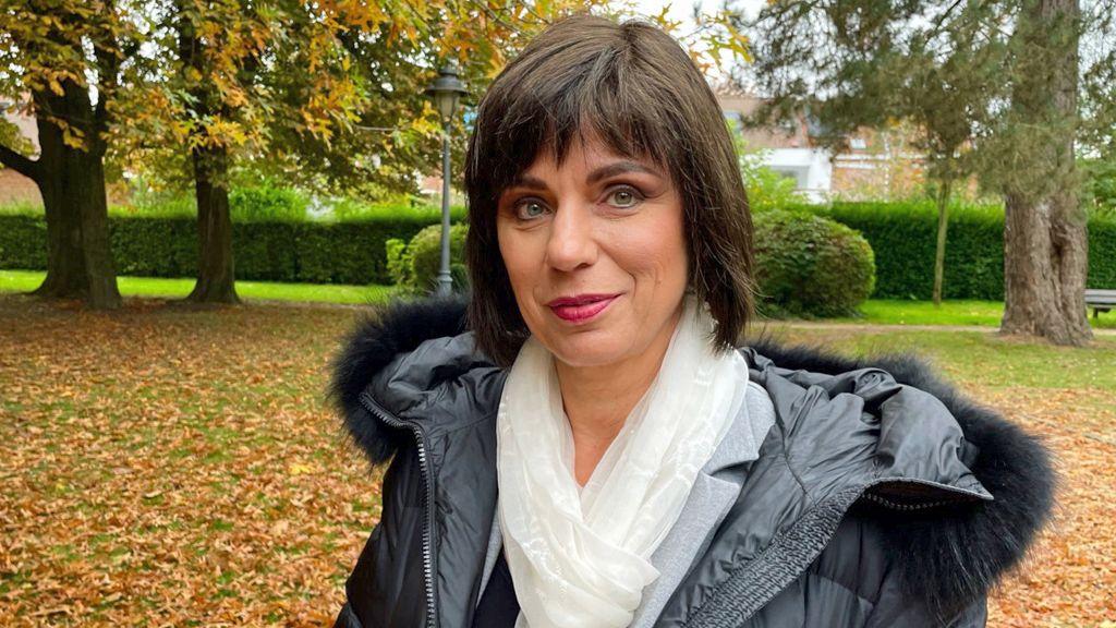 Seksualne radnice u Belgiji prve u svetu dobile porodiljsko i penziju 3 Portret Viktorije koje gleda u objektiv osmehujući se. Ima kratku, crnu kosu, nosi crnu jaknu sa krznom na kapuljači i beli šal. Nalazi se u parku.