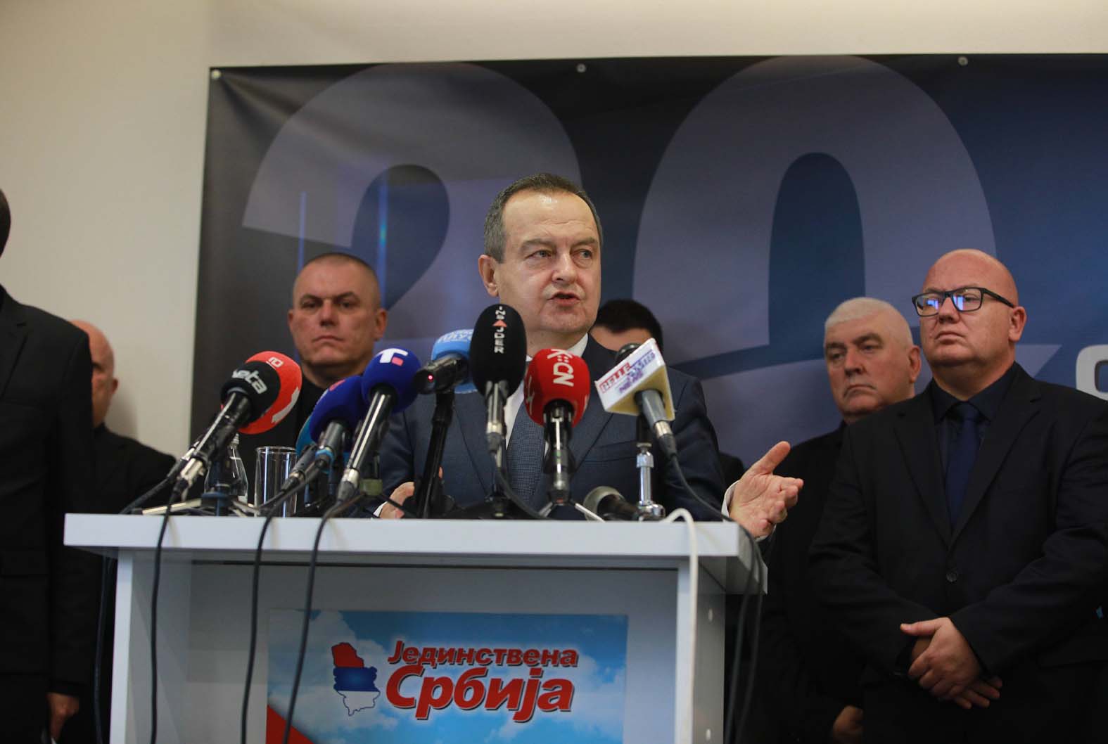 Ko ima veće šanse da preuzme Jedinstvenu Srbiju Dragana Markovića Palme, Vučić ili Dačić? 2 Ko ima veće šanse da preuzme Jedinstvenu Srbiju Dragana Markovića Palme, Vučić ili Dačić? 2