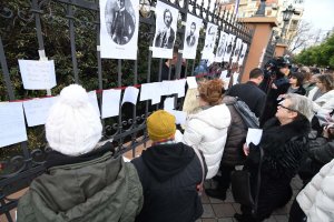 Roditelji učenika Gimnazije "Jovan Jovanović Zmaj" u Novom Sadu pozvali su danas direktora Radivoja P. Stojkovića i članove privremenog Školskog odbora na sučeljavanje na Radio-televiziji Srbije (RTS) ili Radio-televiziji Vojvodine (RTV), kako bi javnost mogla da se upozna sa svim dešavanjima u toj školi.