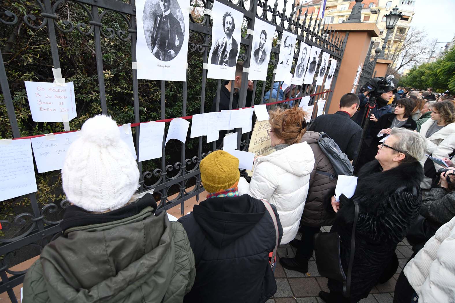 Učenici Jovine gimnazije u Novom Sadu: "Umesto dijaloga, kod direktora se suočavamo sa zidom nerazumevanja" 3 Učenici Jovine gimnazije u Novom Sadu: "Umesto dijaloga, kod direktora se suočavamo sa zidom nerazumevanja" 3