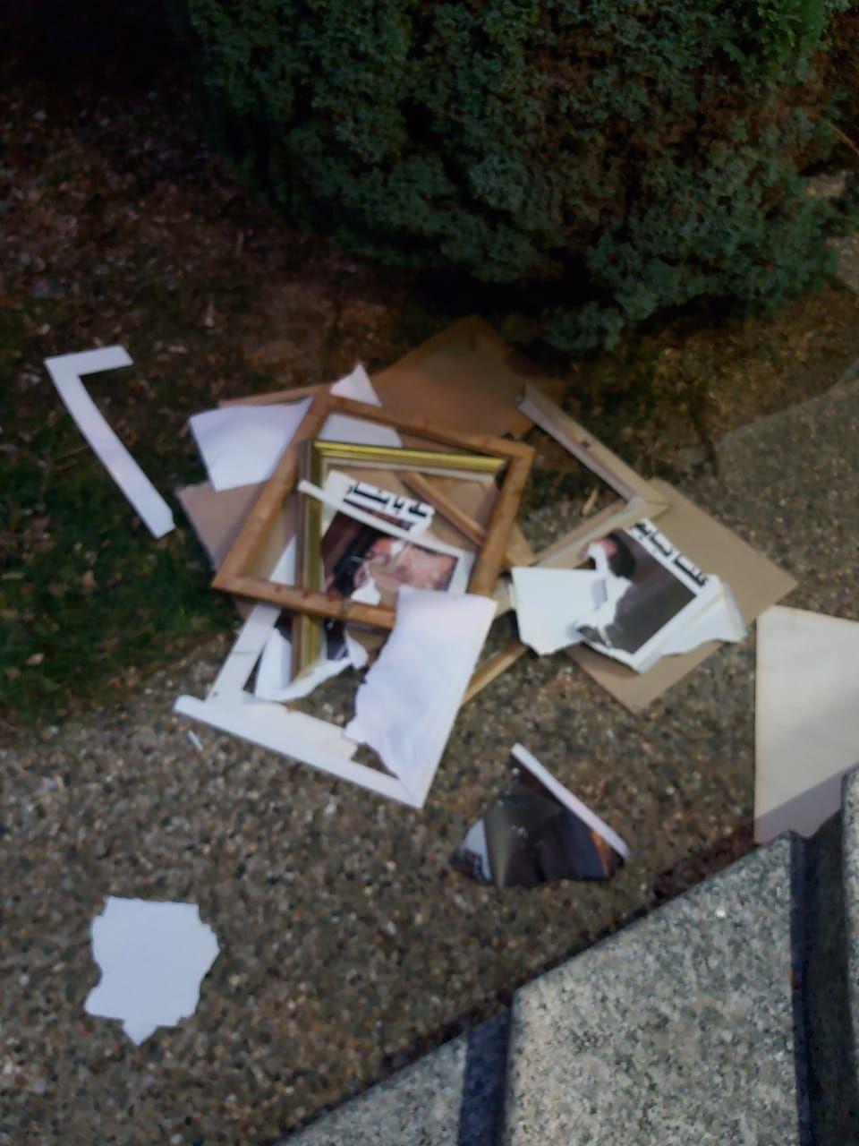 Kraj Asadovog režima - šta znači za Sirijce u Srbiji 6 Krhotine portreta sirijskog predsednika Bašara al-Asada pred Ambasadom Sirije u Beogradu, 8. decembar 2024. godine