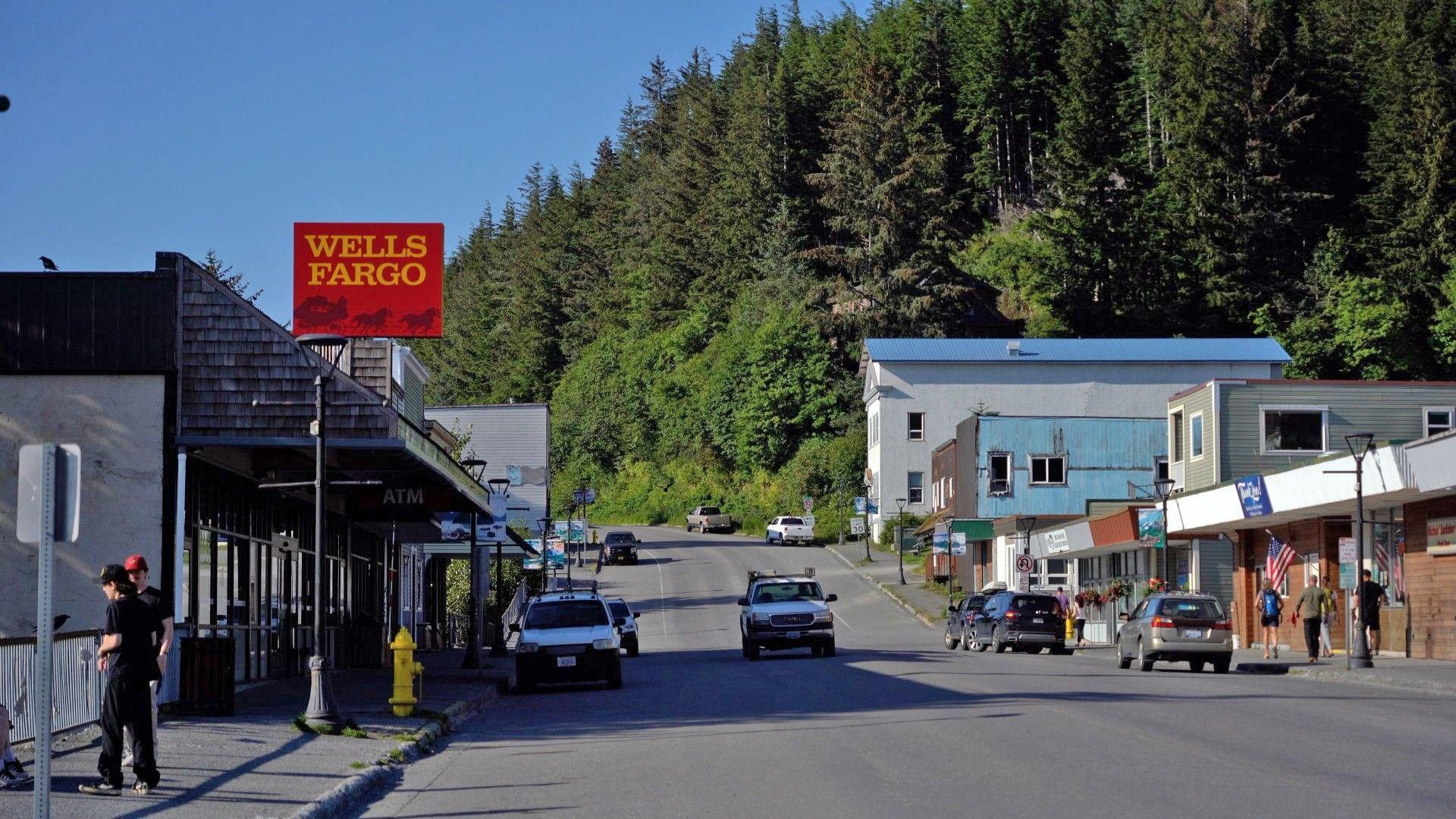 Aljaska: Američka država koja pokušava da privuče više migranata 4 Slabo naseljen put u Kordovi, sa malim zgradama nalik na kolibe sa obe strane