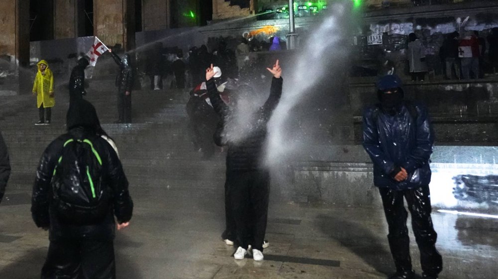 Šesti dan protesta u Gruziji: Demonstranti ispaljivali pirotehnička sredstva prema policiji 1